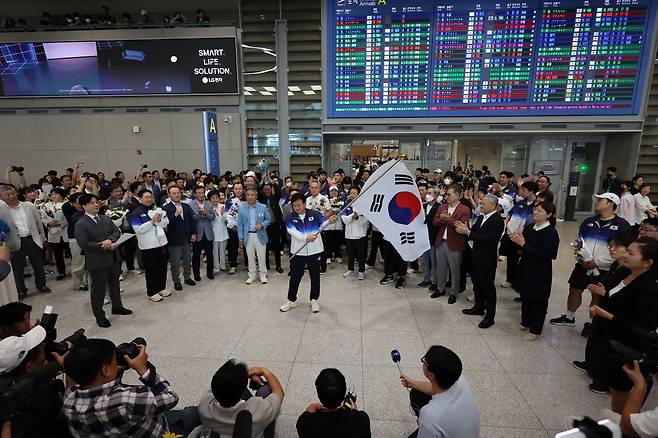 파리올림픽 선수단 귀국했습니다  <저작권자(c) 연합뉴스, 무단 전재-재배포, AI 학습 및 활용 금지>