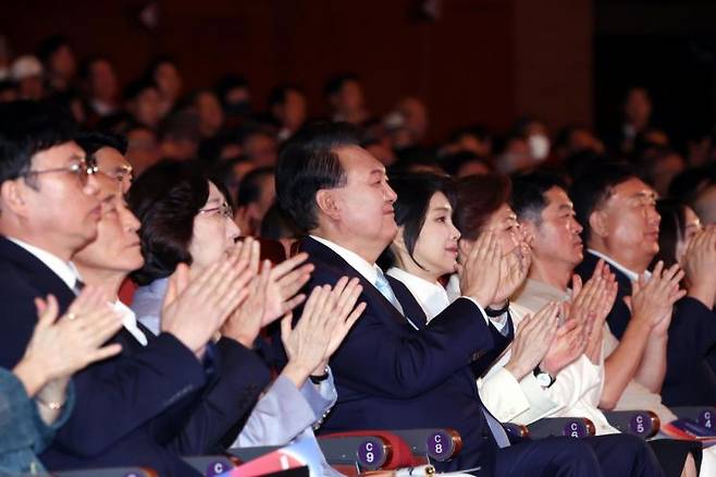 윤석열 대통령과 김건희 여사가 15일 서울 종로구 세종문화회관에서 열린 제79주년 광복절 경축식에서 공연을 감상하며 박수치고 있다. [이미지출처=연합뉴스]