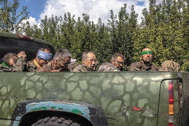 우크라軍에 잡힌 러시아 포로들 - 13일 우크라이나 북동부 수미에서 우크라이나군에 인질로 붙잡힌 러시아 군인들이 눈이 가리개로 묶인 채로 군용 트럭에 올라탔다. 러시아 접경지대인 이곳에서 우크라이나가 ‘허를 찌르는’ 기습 작전을 펼치고 있다. 우크라이나가 방어 태세를 넘어 러시아 본토를 침공하는 과감한 전략을 펼침으로써 전황을 반전시켰다는 평가가 나온다. /AFP 연합뉴스