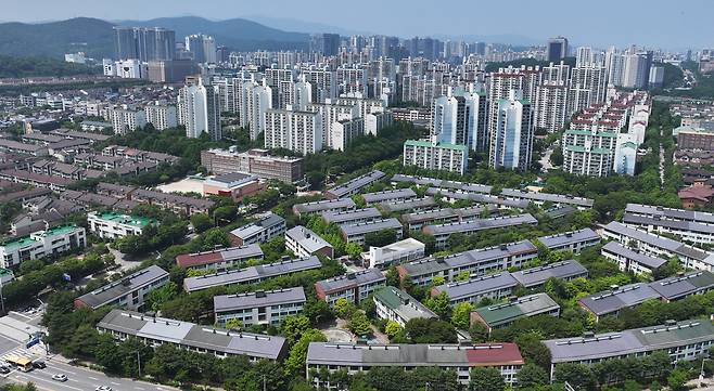 1기 신도시(분당·일산·평촌·중동·산본)에서 재건축을 가장 먼저 추진할 선도지구로 올해 2만6천가구 이상이 지정된다. 이 중 규모가 가장 큰 분당 선도지구 물량만 최대 1만2천가구다. 사진은 지난 5월 22일 경기도 성남시 분당구 일대 아파트 단지 모습. /연합뉴스