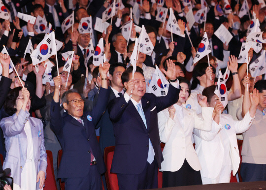 윤석열 대통령과 김건희 여사가 15일 서울 종로구 세종문화회관에서 열린 제79주년 광복절 경축식에서 이동일 순국선열유족회장 등 참석자들과 만세삼창을 하고 있다. [연합뉴스 제공]