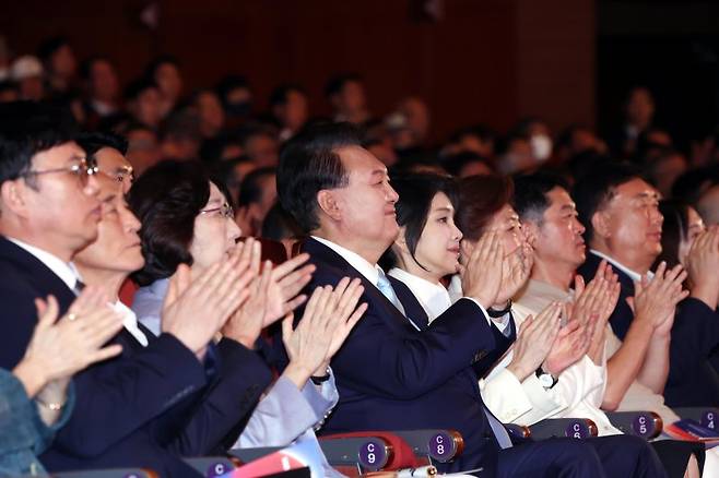 윤석열 대통령과 부인 김건희 여사가 15일 서울 종로구 세종문화회관에서 열린 제79주년 광복절 경축식에서 공연을 보며 박수치고 있다. /사진=뉴시스화상