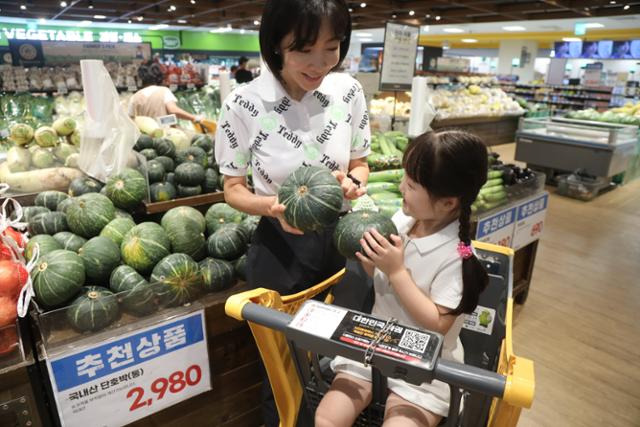 서울 이마트 한 점포에서 고객이 단호박을 살펴보고 있다. 이마트 제공