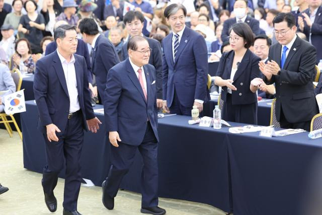 제79주년 8·15 광복절인 15일 오전 서울 백범김구기념관에서 열린 광복회 주최 광복절 기념식에 이종찬 광복회장이 참석하고 있다. 뒤는 오른쪽부터 더불어민주당 박찬대 대표 직무대행 겸 원내대표, 기본소득당 용혜인 대표, 조국혁신당 조국 대표, 사회민주당 한창민 대표. 연합뉴스