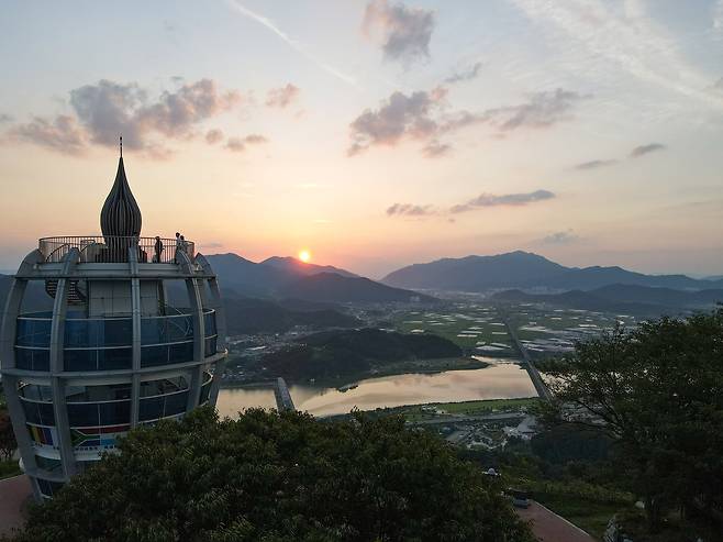 경북 칠곡군은 한국전쟁 당시 낙동강 방어전의 중심이었다. 미군이 북한군과 치열한 전투를 벌였던 자고산 정상에는 횃불 모양을 형상화한 평화전망대가 있다. 전망대 옥상에 오르면 굽이치는 낙동강이 잘 보인다.