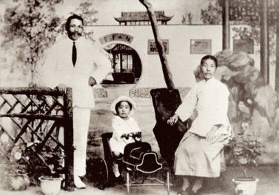 김구와 장남 김인, 그리고 아내 최준례(왼쪽부터). 1920년 김구의 아내가 아들 인이와 함께 상하이로 건너와 함께 살았다. 사진 백범김구선생기념사업협회