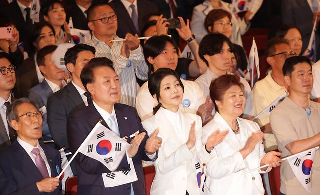 제79주년 광복절 경축식이 15일 서울 세종문화회관 대극장에서 열린 가운데 윤석열 대통령이 참석자들과 만세 삼창하고 있다. 대통령실사진기자단