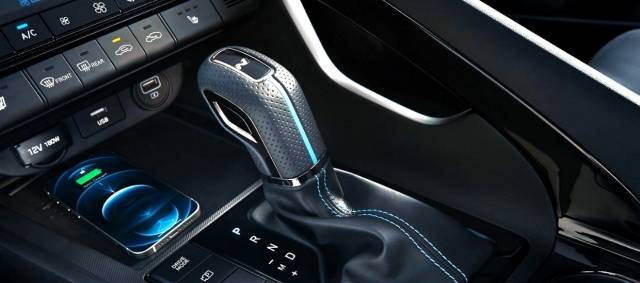현대차 아반떼 N의 DCT 변속 레버. 현대차 제공
