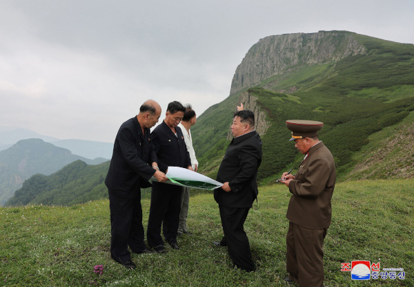 김정은 북한 국무위원장이 지난 달 백두산 인근 삼지연시 개발 현장을 시찰하는 모습. 연합뉴스