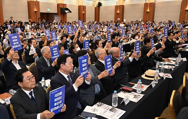 제79주년 8·15 광복절인 15일서울 용산구 효창공원 내 백범김구기념관에서 열린 광복회 주최 광복절 기념식에서 더불어민주당 박찬대 대표 직무대행 겸 원내대표 등 참석자들이 광복절 노래를 부르고 있다. [한주형 기자]