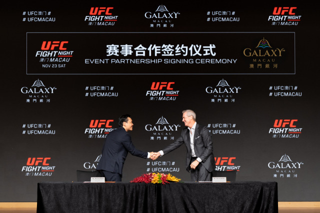 UFC 선임 이사 겸 아시아 지사장 케빈 장, 마카오 갤럭시 엔터테인먼트 그룹 최고 운영 책임자(COO) 케빈 켈리가 악수를 나누고 있다. /UFC 제공