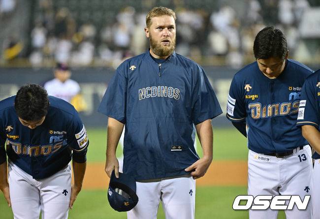 [OSEN=잠실, 조은정 기자] 난타전 끝에 프로야구 LG 트윈스가&nbsp;NC 다이노스를 꺾고 2연승을 거뒀다.&nbsp;LG는&nbsp; 9일 서울 잠실구장에서 열린 2024 KBO리그&nbsp;NC와 경기에서 10-9로 힘겹게 승리했다.&nbsp;오스틴은 1회에만 NC 선발 요키시 상대로 투런 홈런 2방을 때렸다. KBO 최초로 동일 투수 상대로 한 이닝 2홈런 진기록을 세웠다. 마무리 유영찬이 8회 2사 후 등판해 세이브를 기록했다.&nbsp;NC 요키시가 패배에 아쉬워하고 있다. 2024.08.09 /cej@osen.co.kr