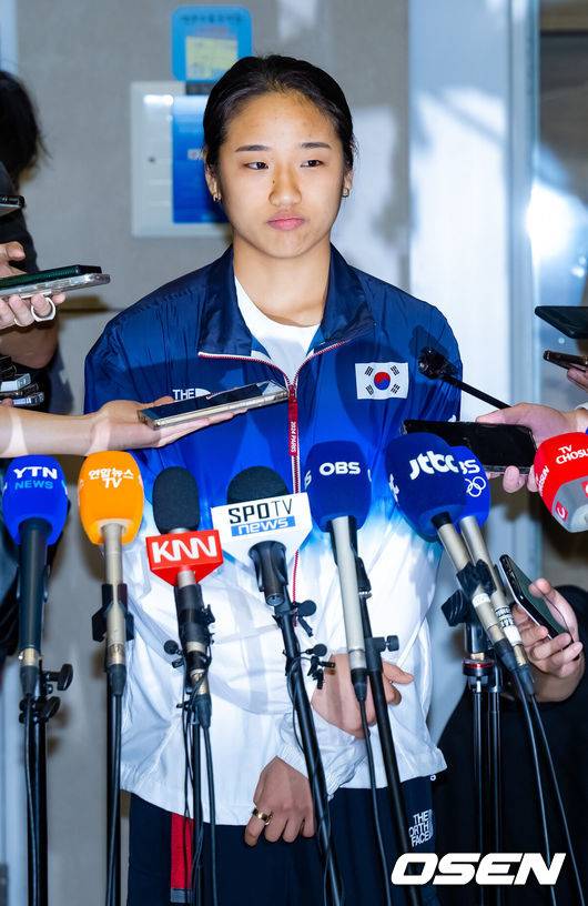 [OSEN=인천공항, 민경훈 기자] 2024 파리 올림픽 배드민턴 대표팀이 7일 오후 인천국제공항을 통해 귀국했다.세계랭킹 1위 안세영은 지난 5일(한국시간) 프랑스 파리 포르트 드 라 샤펠 경기장에서 열린 2024 파리 올림픽 배드민턴 여자 단식 결승전에서 세계랭킹 9위 허빙자오(중국)를 2-0(21-13, 21-16)으로 꺾고 우승을 차지하며 금메달을 목에 걸었다.&nbsp;또한 김원호와 정나은은 배드민턴 혼합복식에서 은메달을 획득했다.한편, 안세영은 경기 후 대한배드민턴협회의 선수 부상관리, 선수 육성 및 훈련방식, 협회의 의사결정 체계, 대회출전 등에 대한 문제점을 지적하는 폭탄 발언으로 눈길을 끌었다.&nbsp;안세영이 입국장을 통과한 후 인터뷰를 하고 있다. 2024.08.07 /rumi@osen.co.kr