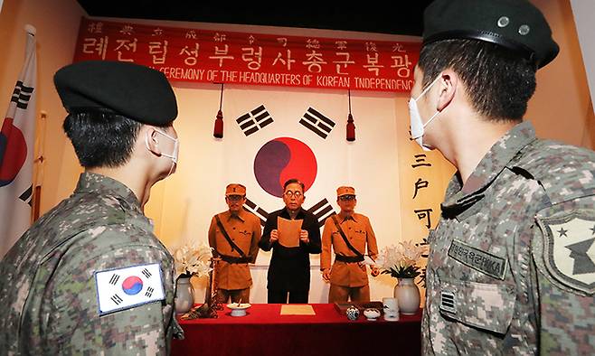 장병들이&nbsp;한국광복군 총사령부 성립전례식이 거행되는 모습을 묘사한 모형을 관람하고 있다. 세계일보 자료사진