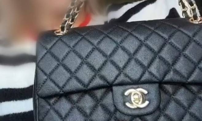 틱톡 등 소셜미디어(SNS)에서 모조품(짝퉁) 제품을 공개하는 이용자들이 늘고 있다. SNS 캡처