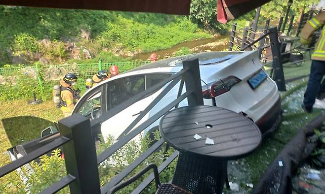 14일 오후 경기 용인시 수지구 고기동의 한 카페에서 사고를 낸 테슬라 전기차가 멈춰&nbsp;서 있다. 경기도소방재난본부 제공