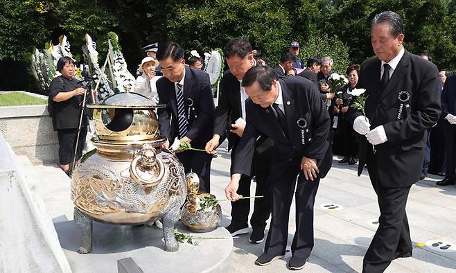 육영수 여사 서거 50주기인 15일 서울 동작구 국립서울현충원 육 여사 묘역에서 박준홍 자유민주주의실천연합 총재(오른쪽 두 번째)를 포함한 참배객들이 헌화하고 있다. 연합뉴스