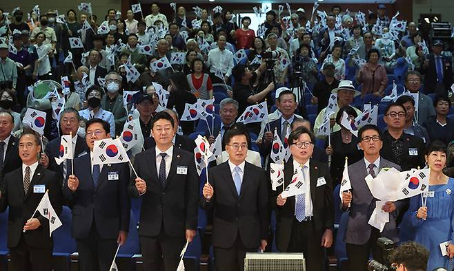 15일 수원 경기도경제과학진흥원에서 열린 경기도의 제79주년 광복절 경축식에서 김동연 지사와 김호동 광복회 경기도지부장, 김진경 경기도의회 의장 등이 태극기를 흔들고 있다. 경기도 제공