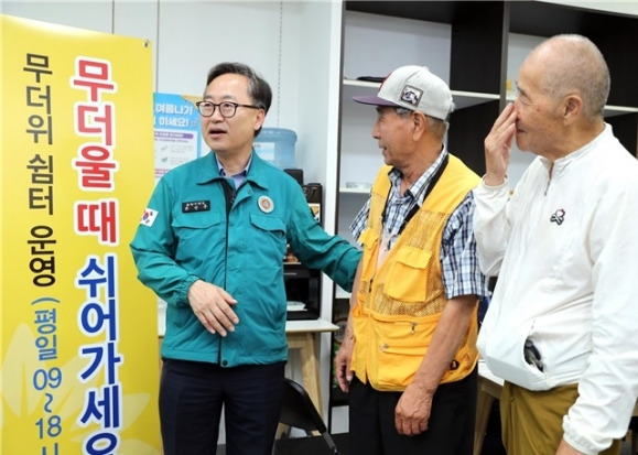 유성훈 금천구청장이 어르신쉼터에서 어르신들과 대화를 하고 있다.   금천구 제공