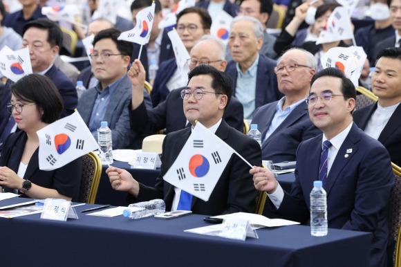 태극기 흔드는 박찬대 당대표 직무대행 - 제79주년 8·15 광복절인 15일 오전 서울 용산구 효창공원 내 백범김구기념관에서 열린 광복회 주최 광복절 기념식에서 박찬대(가운데) 더불어민주당 대표 직무대행 겸 원내대표가 역사어린이합창단 공연을 보며 태극기를 흔들고 있다. 오른쪽은 박홍근 민주당 의원, 왼쪽은 용혜인 기본소득당 대표. 연합뉴스