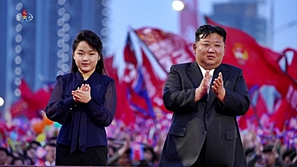 북한 수도 평양의 북쪽에 새로운 거리인 ‘전위거리’가 완공돼 14일 김정은 국무위원장과 딸 주애가 참석한 가운데 준공식이 열렸다고 조선중앙TV가 15일 보도했다. 2024.5.15 조선중앙TV 연합뉴스