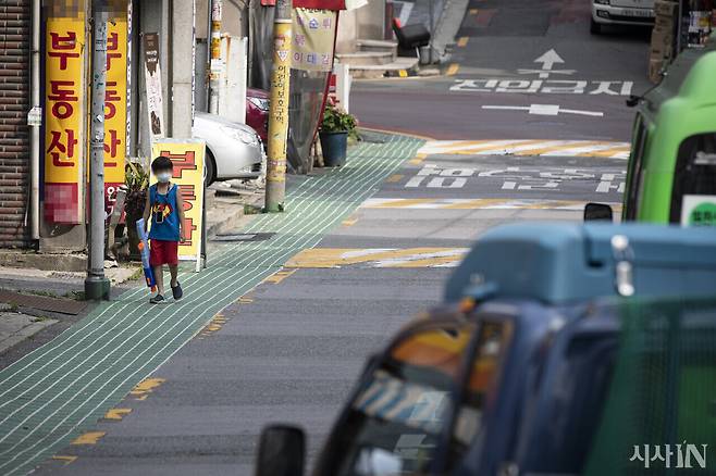 서울시 관악구 어린이보호구역에서 한 어린이가 도로를 걷고 있다. ⓒ시사IN 신선영