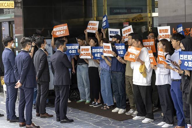 대장동 사건 관련 허위 보도 의혹을 수사중인 검찰 관계자들이 2023년 9월14일 오전 서울 중구 뉴스타파를 압수수색하기 위해 진입하려다 뉴스타파 직원들과 대치하고 있다 ⓒ시사IN 조남진