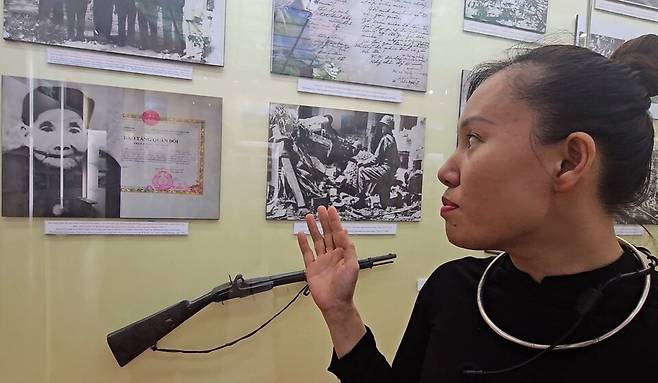 딘호와 전쟁기념관의 관리인이 호찌민에게 고려인삼을 준 마딘떱 사진과 당위원회가 수여한 표창장을 소개하는 모습 ⓒ이원혁