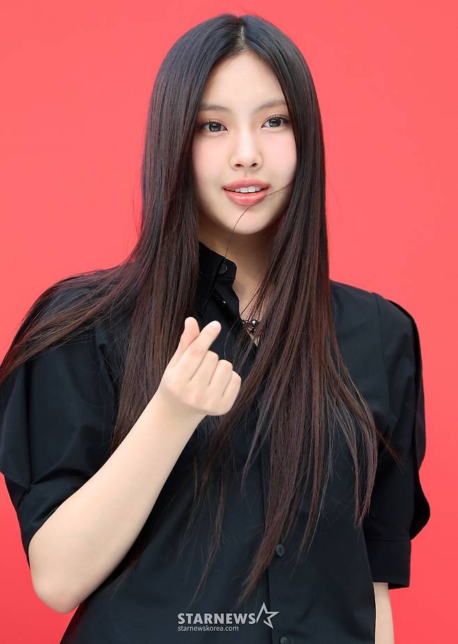 (서울=뉴스1) 김진환 기자 = 걸그룹 뉴진스 혜인이 1일 오후 서울 중구 을지로 현대백화점면세점에서 열린 포토행사에 참석해 포즈를 취하고 있다. 2024.8.1/뉴스1  Copyright (C) 뉴스1. All rights reserved. 무단 전재 및 재배포,  AI학습 이용 금지. /사진=(서울=뉴스1) 김진환 기자