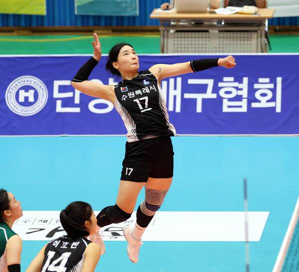 ​'김도아-김나희-이연재 삼각편대 활약' 수원특례시 女배구, 김도아 공격.