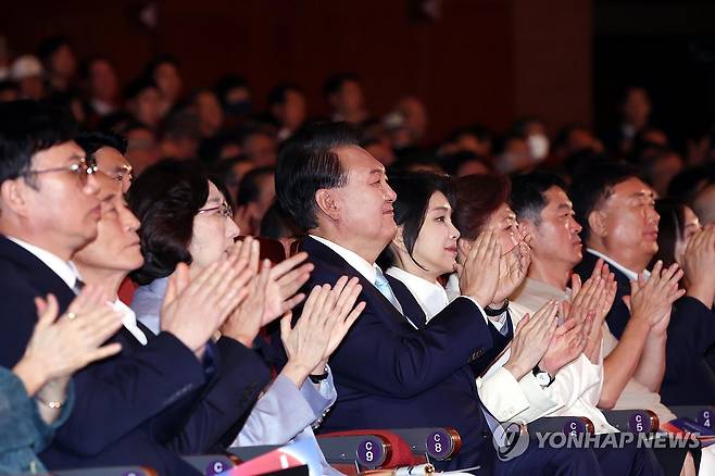 제79주년 광복절 공연 감상하는 윤석열 대통령 부부 (서울=연합뉴스) 진성철 기자 = 윤석열 대통령과 김건희 여사가 15일 서울 종로구 세종문화회관에서 열린 제79주년 광복절 경축식에서 공연을 감상하며 박수치고 있다.  2024.8.15   [대통령실통신사진기자단] zjin@yna.co.kr