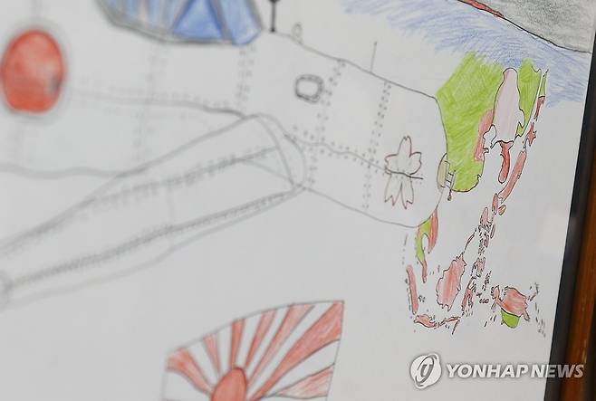 야스쿠니신사에 전시된 초등학생 그림 (도쿄=연합뉴스) 박상현 특파원 = 일본 패전일인 15일 태평양전쟁 A급 전범이 합사된 도쿄 지요다구 야스쿠니신사의 전쟁박물관인 유슈칸에 초등학생이 그린 그림이 걸려 있다. 한반도가 일본 영토로 칠해져 있고, 욱일기가 보인다. 2024.8.15