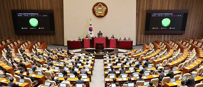 지난 5일 오후 국회에서 열린 본회의에서 야당 주도로 ‘노란봉투법’(노동조합·노동관계조정법 개정안)이 통과되고 있다.(사진=연합뉴스 제공)