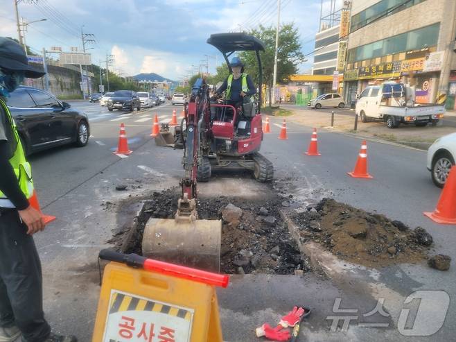 16일 오후 3시 30분쯤 청주시 서원구 미평사거리에 싱크홀이 발생해 관계당국이 긴급복구를 하고 있다.(청주시 제공).2024.8.16/뉴스1