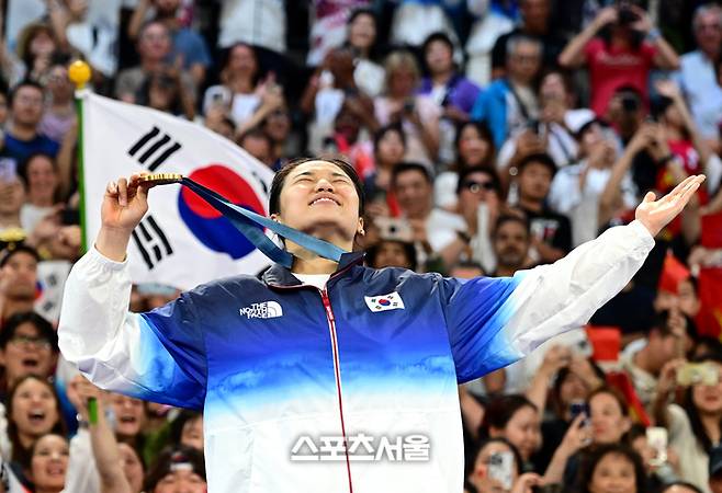 배드민턴 국가대표 안세영이 5일(한국 시간) 프랑스 파리 포르트 드 라 샤펠에서 열린 2024 파리올림픽 배드민턴 여자 단식 결승전에서 중국의 허빙자오를 꺾고 금메달을 딴 뒤 세리머니를 하고 있다. 2024. 8. 5.  파리 | 박진업 기자 upandup@sportsseoul.com