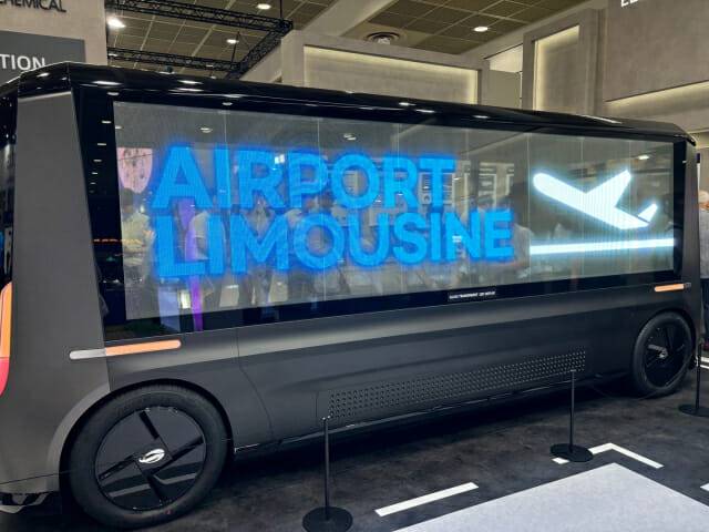 동우화인켐은 유리 기판을 적용한 투명 디스플레이 ‘G-TLD'를 버스 유리창에 적용한 모습. (사진=지디넷코리아)