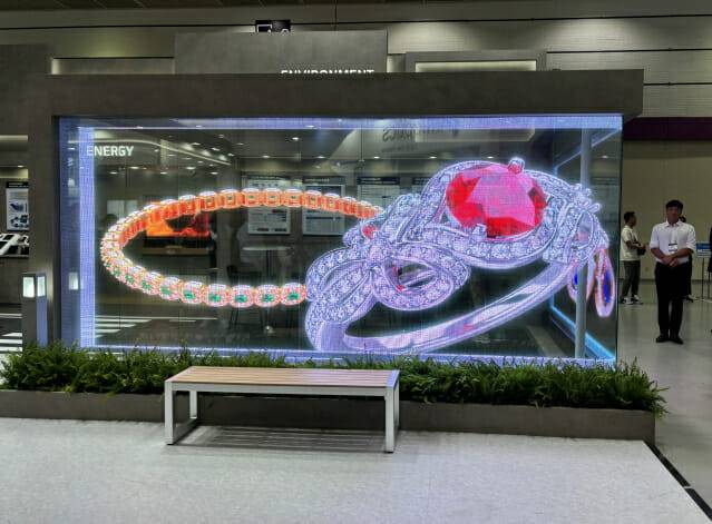 동우화인켐의 투명 디스플레이 ‘G-TLD' (사진=지디넷코리아)