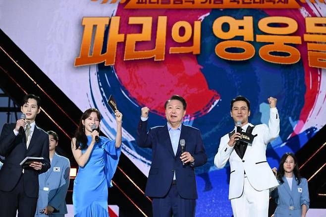 윤석열 대통령이 16일 오후 서울 여의도공원 특설무대에서 열린 KBS 파리올림픽 기념 국민대축제 '파리의 영웅들' 행사에 참석해 2024 파리올림픽 선수단을 격려하며 '파이팅'을 외치고 있다. [이미지출처=연합뉴스]