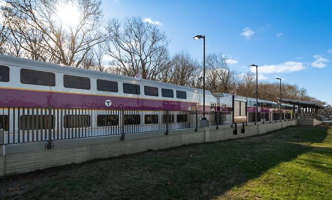 현대로템이 미국 매사추세츠만교통국(MBTA)과 2층 객차 41량에 대한 공급 게약을 체결했다.