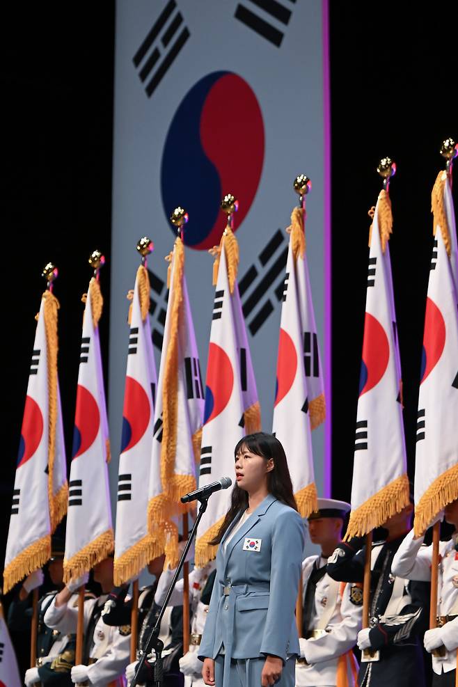 2024 파리올림픽 양궁 금메달리스트 임시현이 15일 서울 종로구 세종문화회관에서 열린 제79주년 광복절 경축식에서 국기에 대한 맹세문을 낭독하고 있다. /대통령실