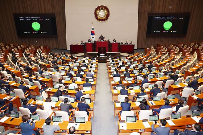 지난 5일 오후 서울 여의도 국회에서 열린 제417회 국회(임시회) 제1차 본회의에서 노동조합 및 노동관계조정법 개정안(노란봉투법)이 재적 300인 중 재석 179인, 찬성 177, 반대 2인으로 통과되고 있다. / 뉴스1