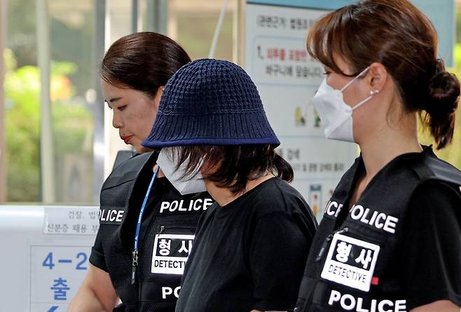 유네스코 세계문화유산 조선왕릉 선릉을 훼손한 50대 여성 A씨가 16일 오후 서울 서초구 서울중앙지법에서 구속 전 피의자심문(영장실질심사)을 받기 위해 법정으로 이동하고 있다. A씨는 지난 14일 선릉 성종대왕릉에 구멍을 파 훼손한 혐의(문화유산법 위반 등)를 받는다. 2024.8.16/뉴스1