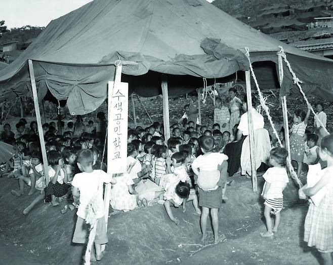 수색공민학교 천막 학교 성금품 전달식(1961). 서울역사아카이브 소장. 성균관대학교출판부 제공