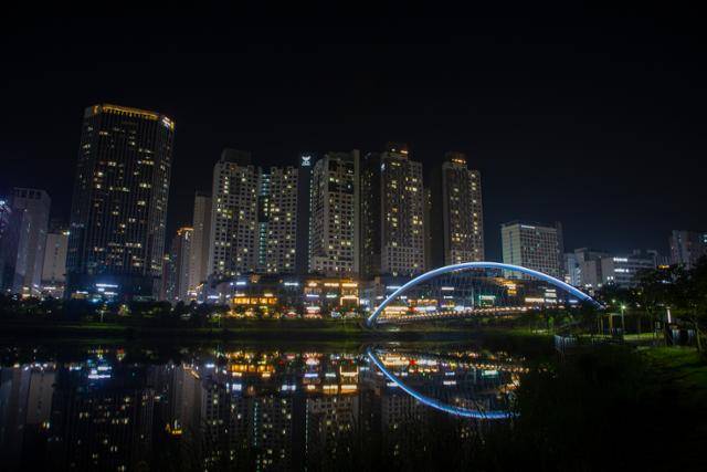 하남시 미사호수공원의 야경.