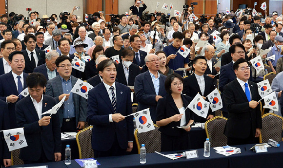 박찬대 더불어민주당 당대표 직무대행 겸 원내대표, 용혜인 기본소득당 대표, 조국 조국혁신당 대표 등이 15일 서울 용산구 백범김구기념관에서 광복회 주최로 열린 제79주년 광복절 기념식에서 태극기를 흔들고 있다. [사진=뉴시스]