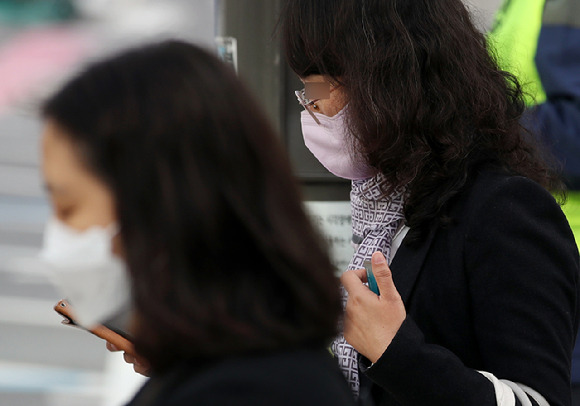 서울 광화문 사거리에서 마스크를 쓴 직장인들이 출근하고 있다. [사진=뉴시스]