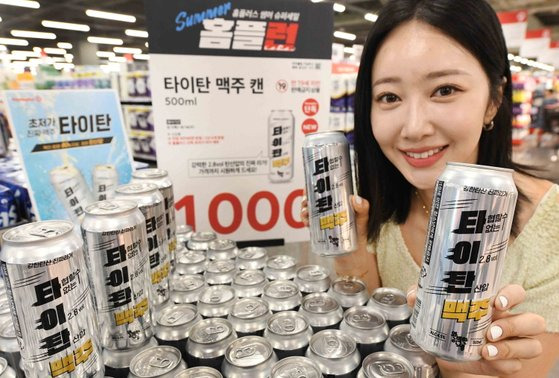 홈플러스는 주류 판매 성수기인 8월을 맞아 맥주 500ml 한 캔에 1000원에 판매하는 타이탄 맥주를 선보인다. 사진 홈플러스