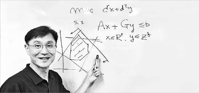 이경식 서울대 교수가 산업 난제 최적화 과정을 수리과학적으로 설명하고 있다.  /이해성 기자