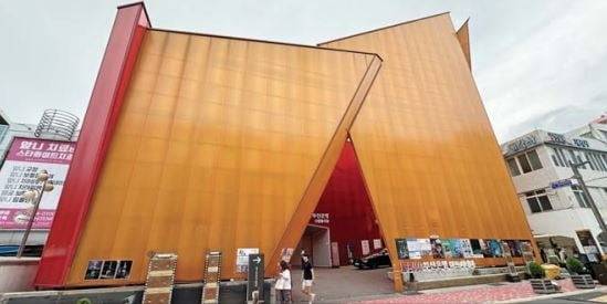 부산 모퉁이 극장. 1층이 은행, 2층이 갤러리, 3층이 극장이다.