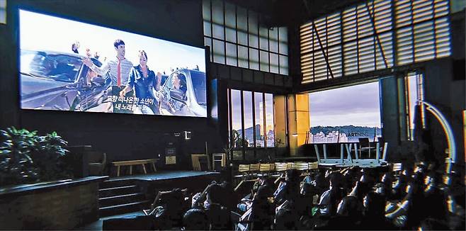 서울 사당동 아트나인 시네마 테라스에서 2024 서머 시즌 영화인 ‘라라랜드’를 상영하고 있다.   아트나인 제공